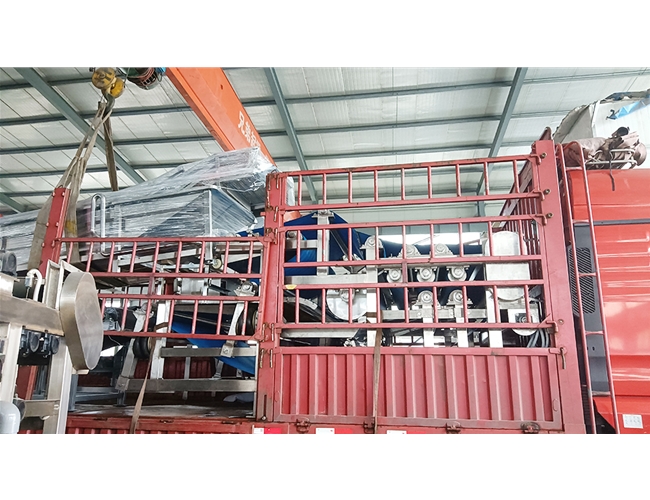 煙臺客戶榨梨汁訂購一套帶式果汁壓榨機，已發(fā)貨！