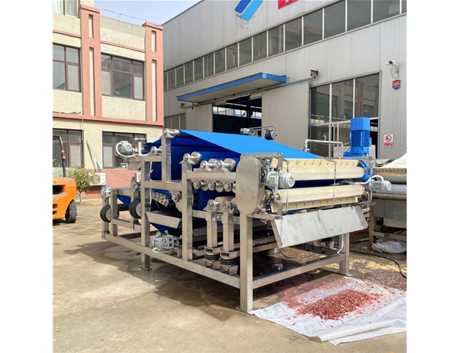 某食品廠訂購的1臺帶式榨汁機(jī)，試機(jī)檢驗(yàn)合格準(zhǔn)備發(fā)貨！