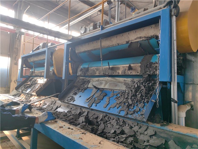 秦皇島某污水處理廠訂購的2臺高壓帶式污泥脫水機(jī)，投入使用啦！