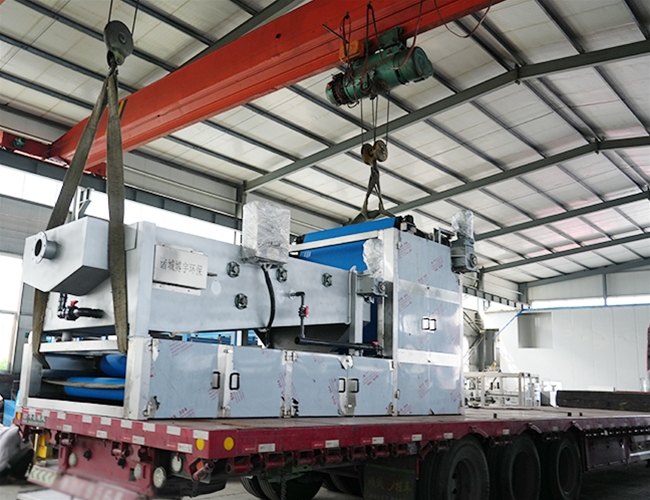 一臺(tái)帶式濃縮脫水一體機(jī)完工發(fā)貨，助力化工企業(yè)污泥處理！