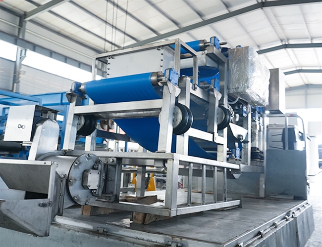 一臺帶式壓榨機發(fā)往山東萊陽客戶梨汁壓榨工廠