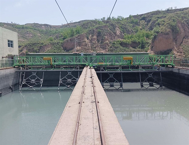 行車式提耙刮泥機(jī)